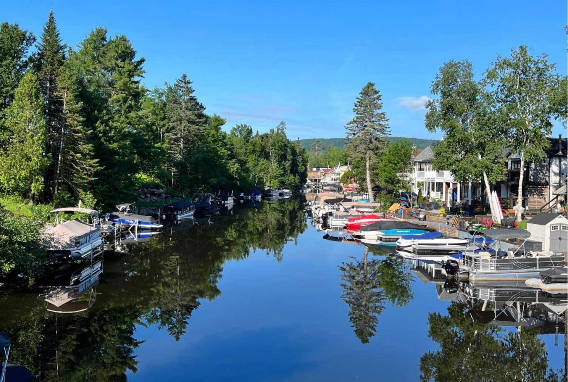 Bordé par la rivière