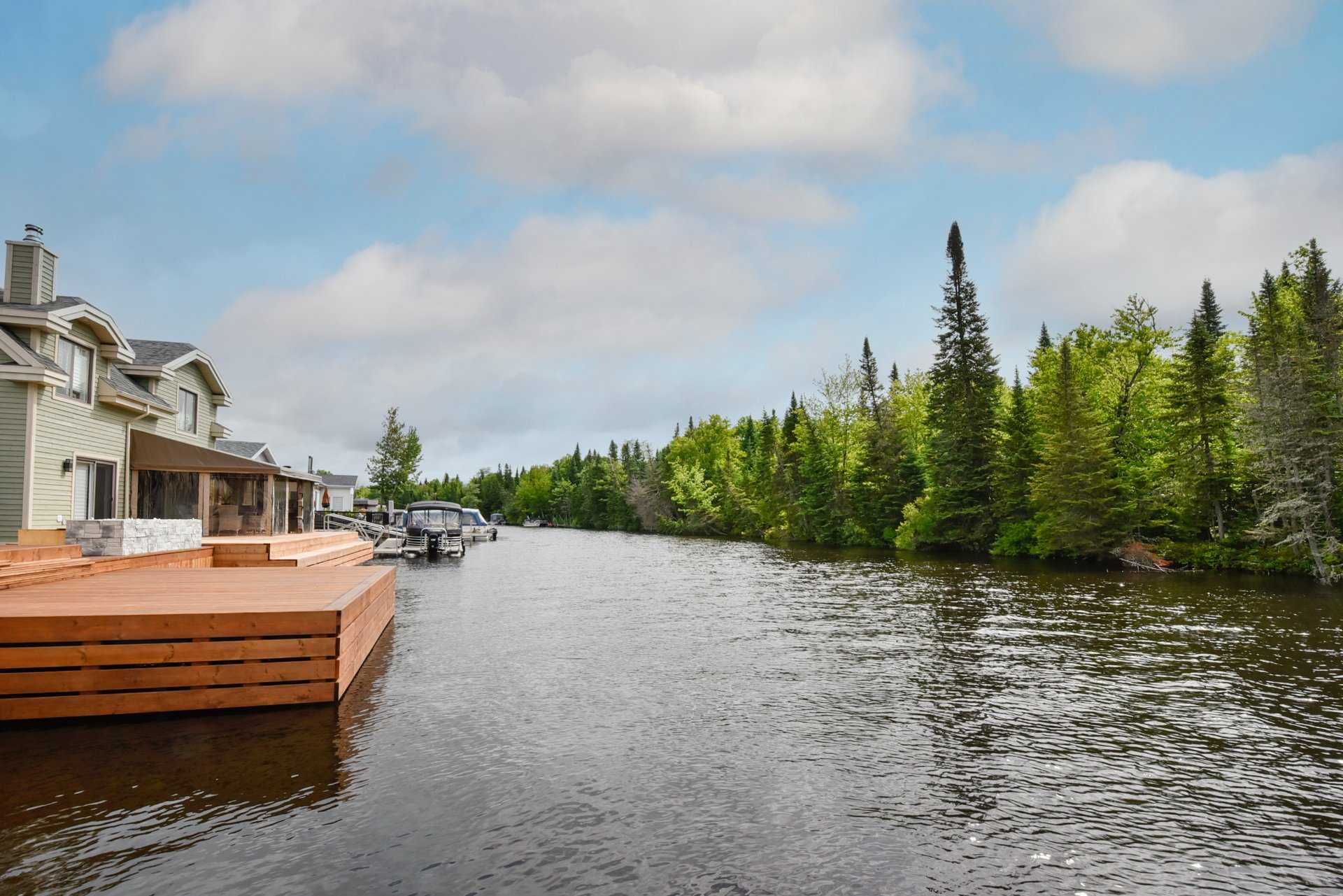 Bordé par la rivière